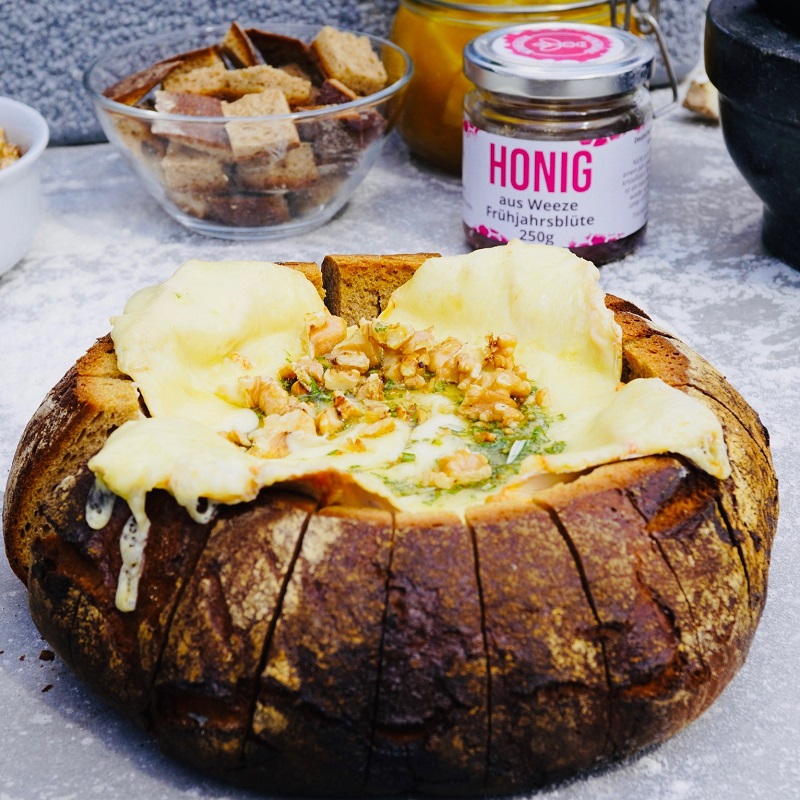 Gebackener Käse im Brot mit Rosmarin & Honig Bienenkoenig Niederrhein (2)