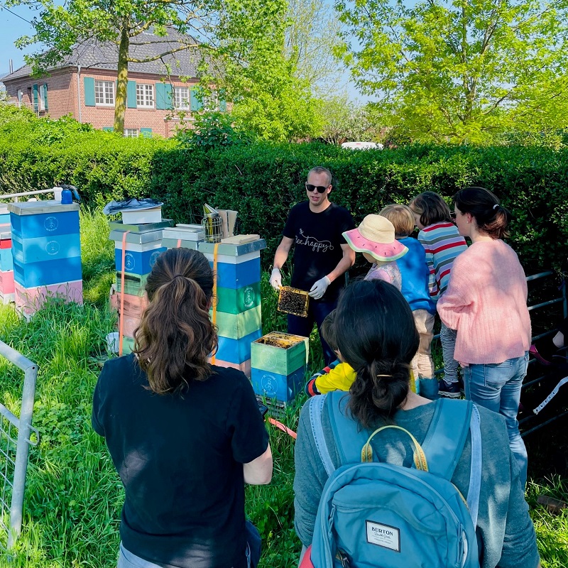 Besuch von den Bienenpaten Imkerei Bienenkönig Niederrhein