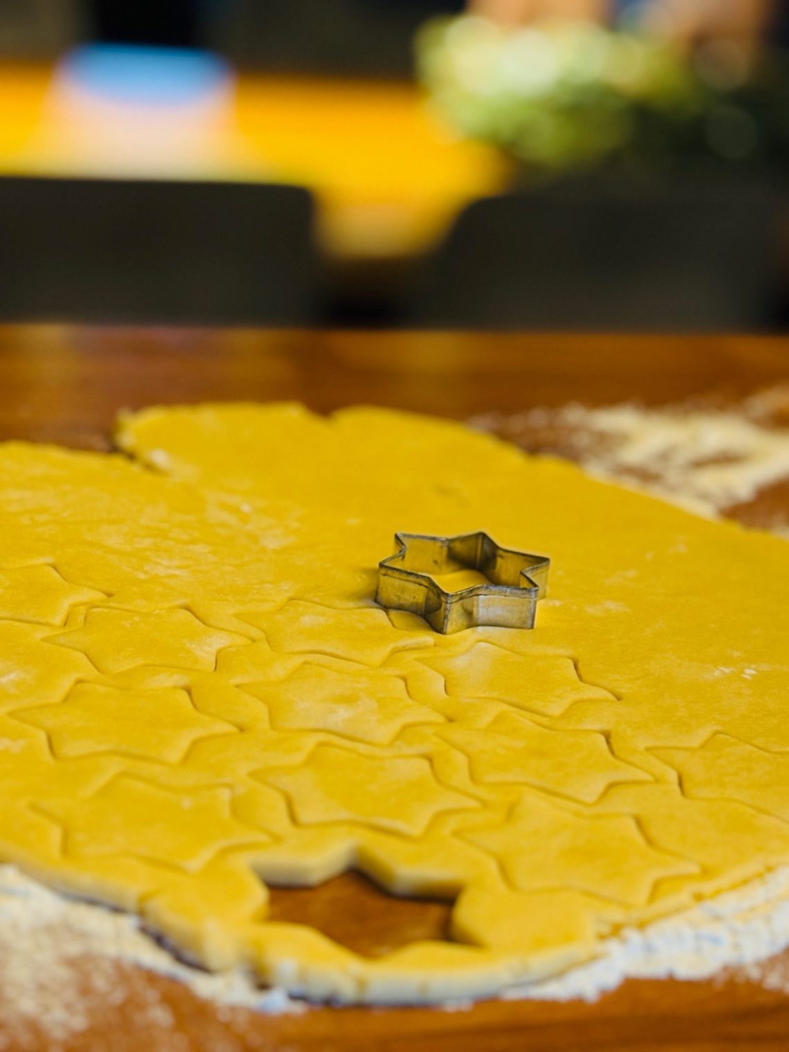 Saftiger, goldbrauner Kuchen mit Puderzucker-Bestand.