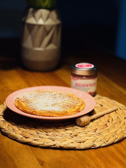 Schale mit cremiger Kürbissuppe, garnierte Oberfläche in einem Restaurant.