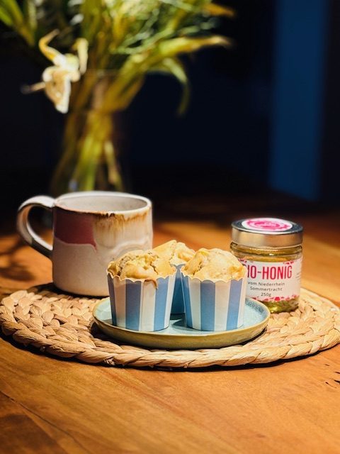 Schale mit cremiger Kürbissuppe, garnierte Oberfläche in einem Restaurant.