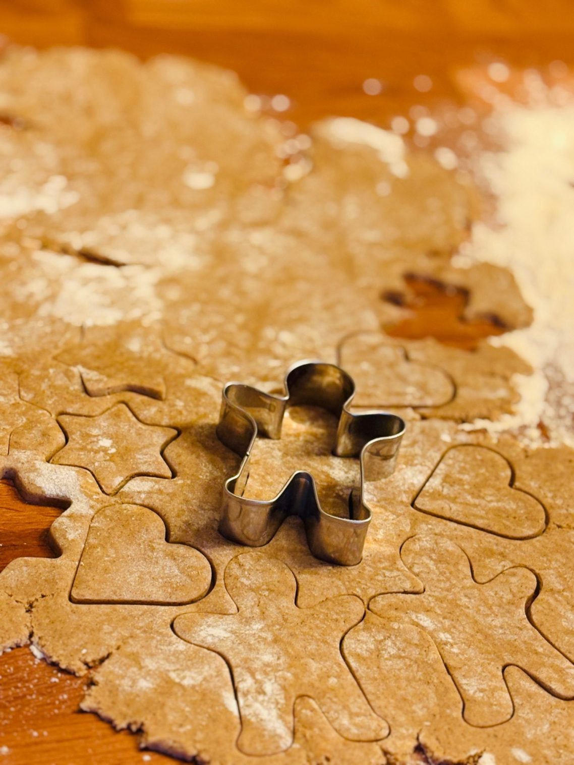 Keksausstecher in Form eines Sterns auf ausgerolltem Lebkuchenteig.