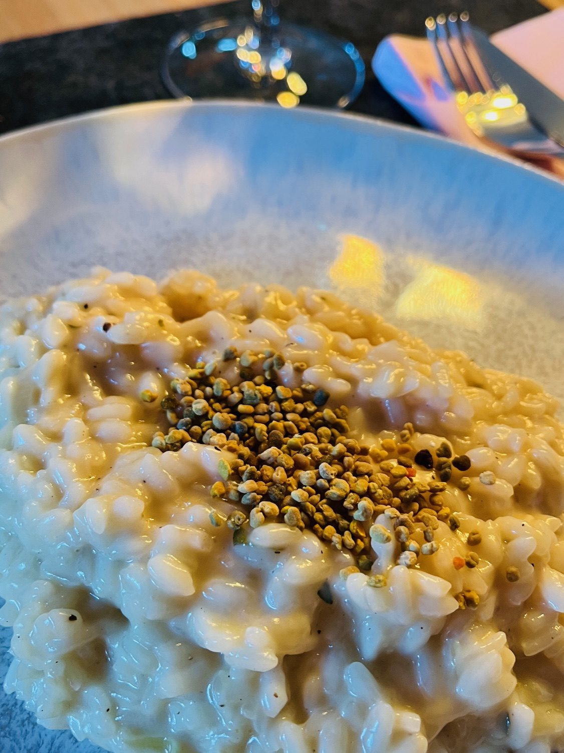 Cremiger Risotto mit Gewürzen, serviert auf einem eleganten Teller.