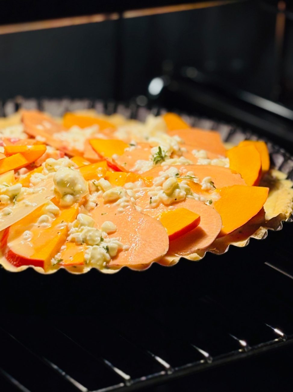 Gemüse-Quiche mit Karotten und Blüten, im Ofen gebacken.